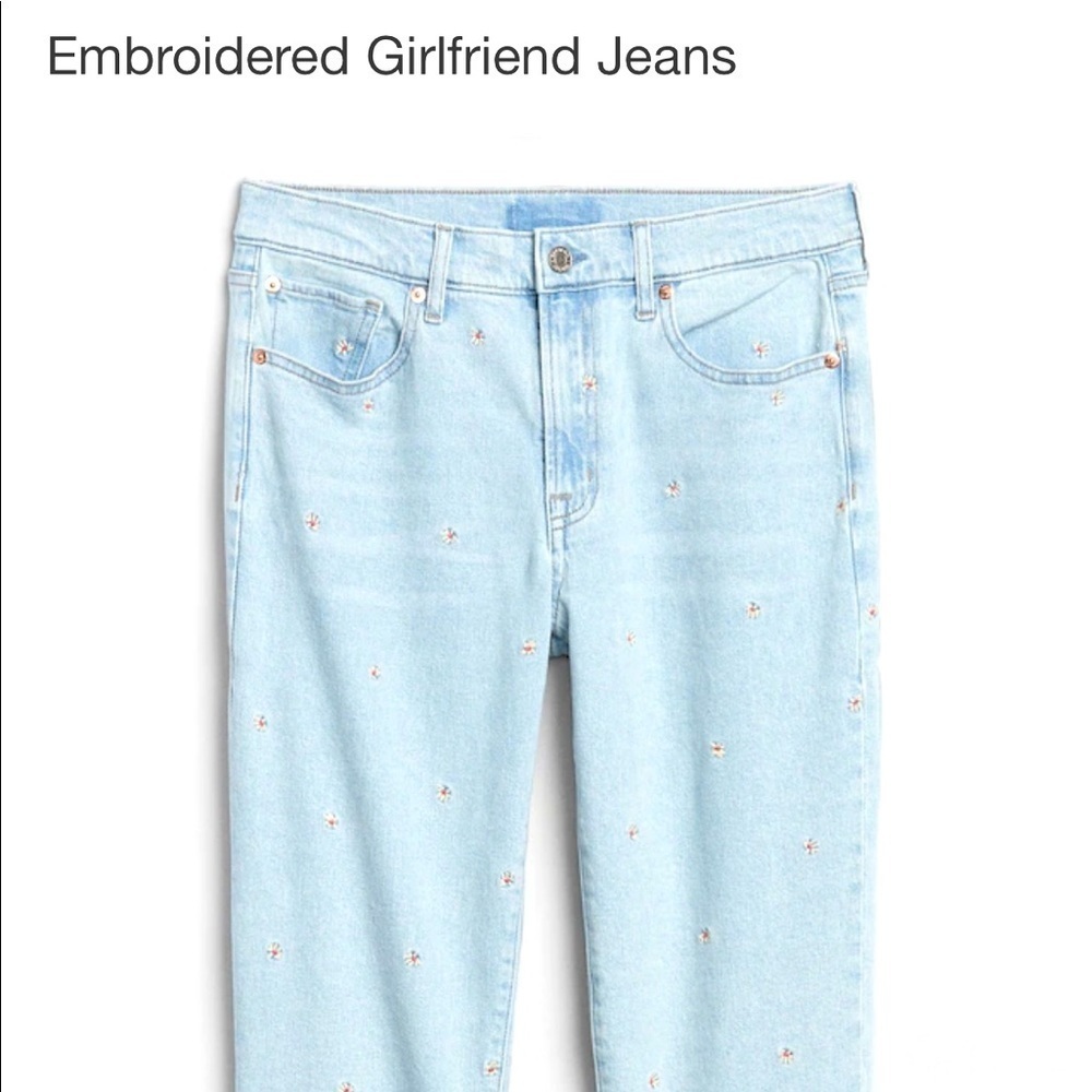 GAP Embroidered girlfriend jeans. NWT size 31